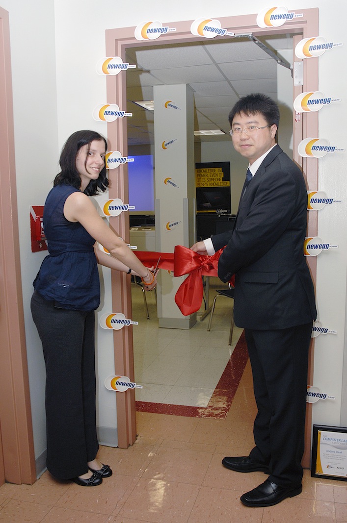 Newegg awards New York City school with a $25,000 computer lab