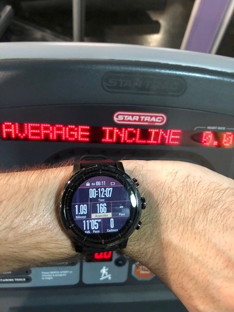 The Amazfit Stratos in action on the treadmill, matching the readings for heart rate monitor, calories, and mileage with the addition of VO2 max readings.