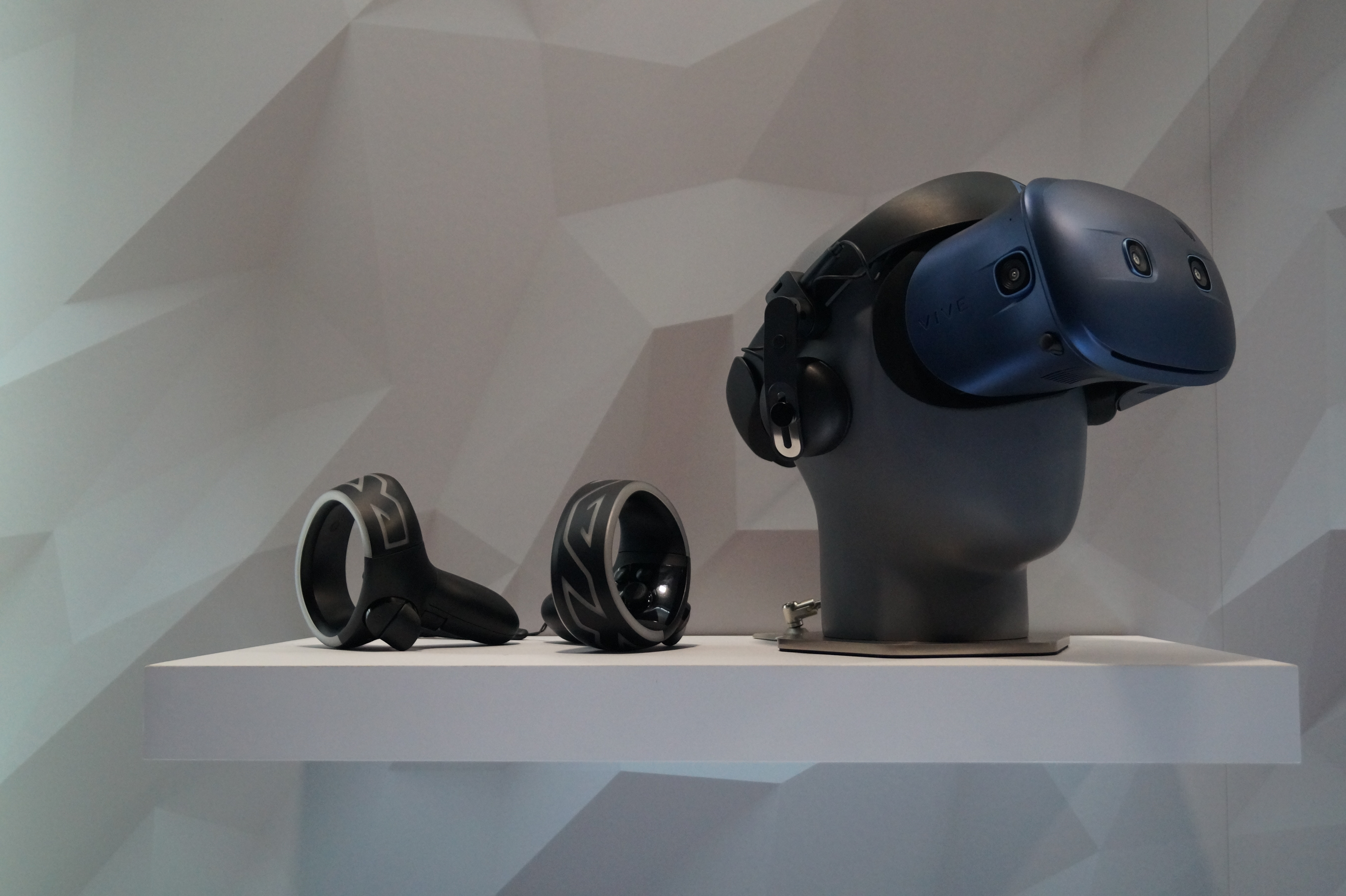 HTC Reveals the VIVE Cosmos and VIVE Pro Eye at CES 2019
