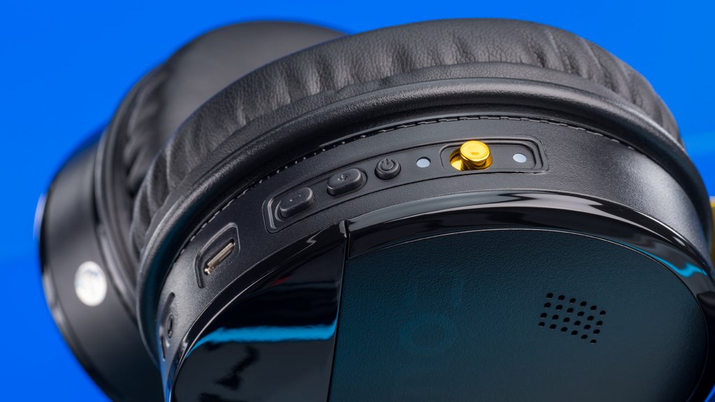 With Active Noise Cancellation, the external sound from passing vehicles and office chatter is reduced to almost nothing.