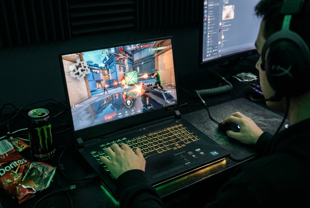 Gaming in Action: 1440p Esports Scene